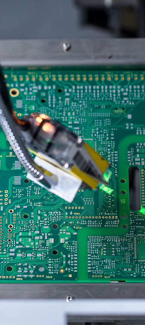 Elektronisches Bauteil wird mit Hochpräzisionssensor geprüft