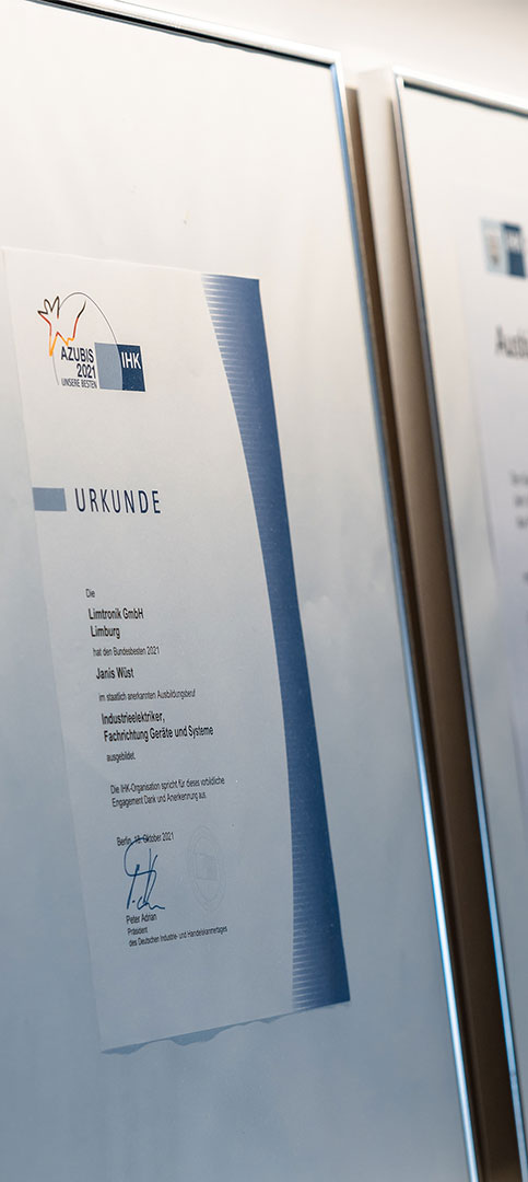 IHK-Urkunde für ausgezeichnete Ausbildungsleistung von Limtronik an der Wand