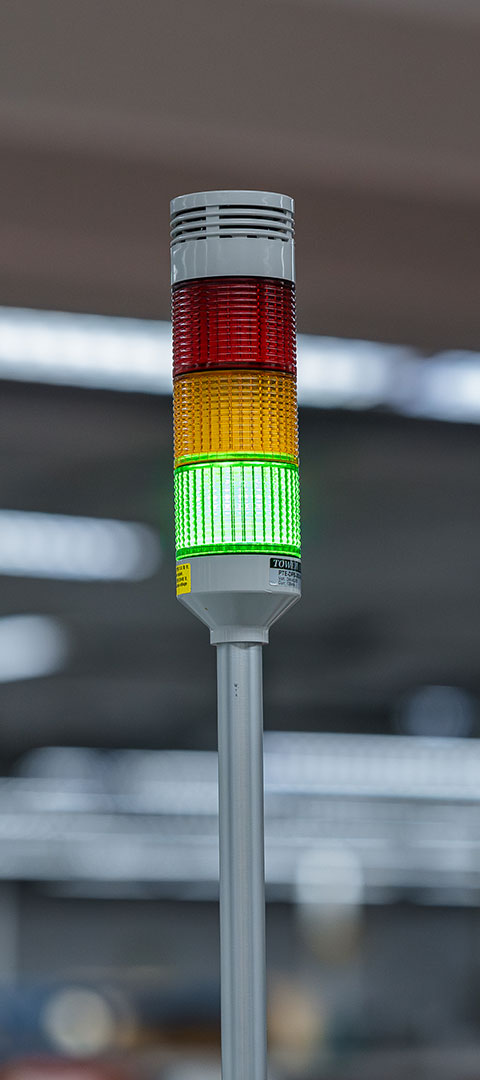 Ampelartige Signal-LED mit grünem Licht im Produktionsbereich von Limtronik