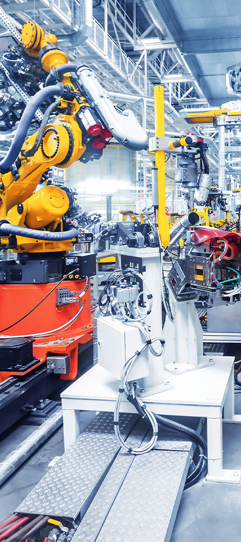Roboterarme und moderne Fertigungstechnik in einer Industriehalle