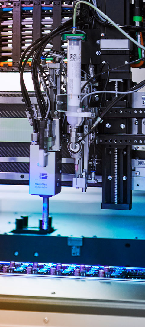 Mitarbeiter bei der visuellen Kontrolle eines elektronischen Bauteils in der Fertigung