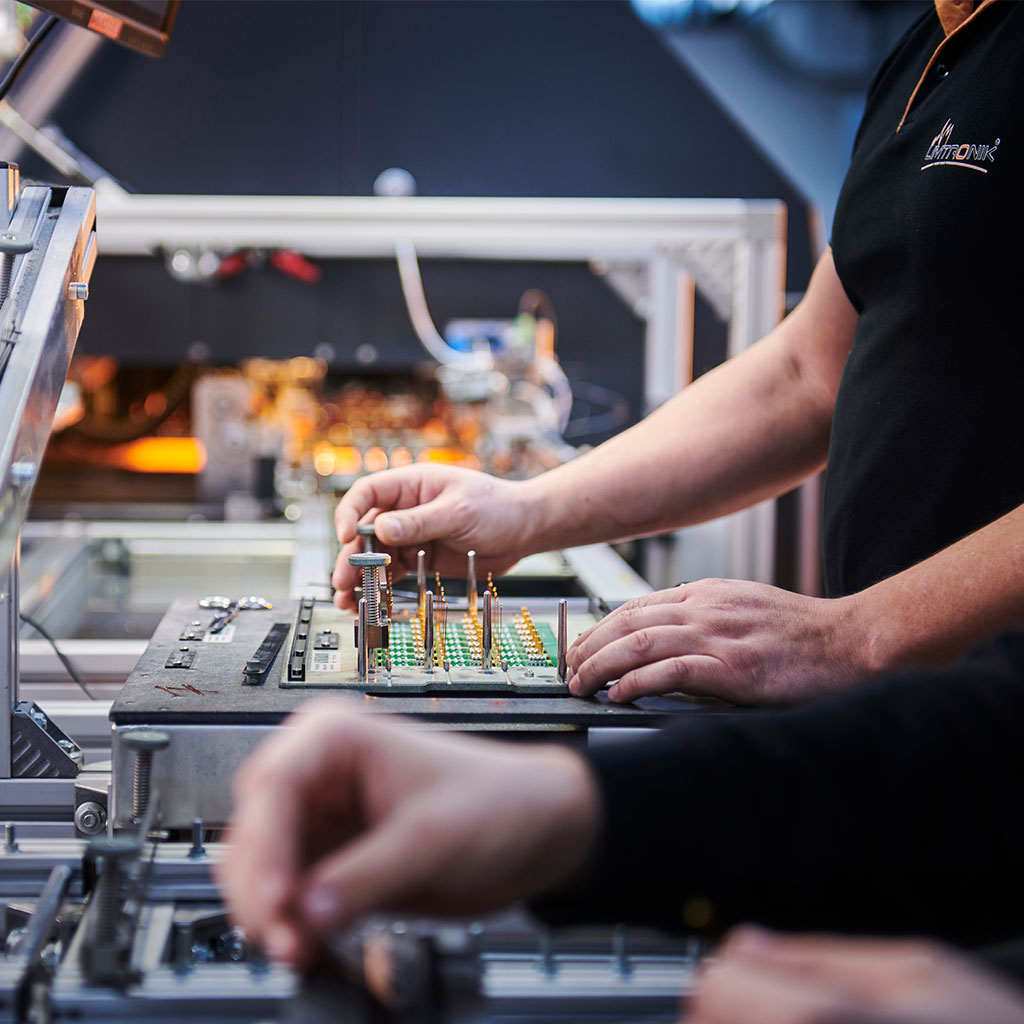 Elektronik-Ingenieur bei der Entwicklung einer Leiterplatte im Labor