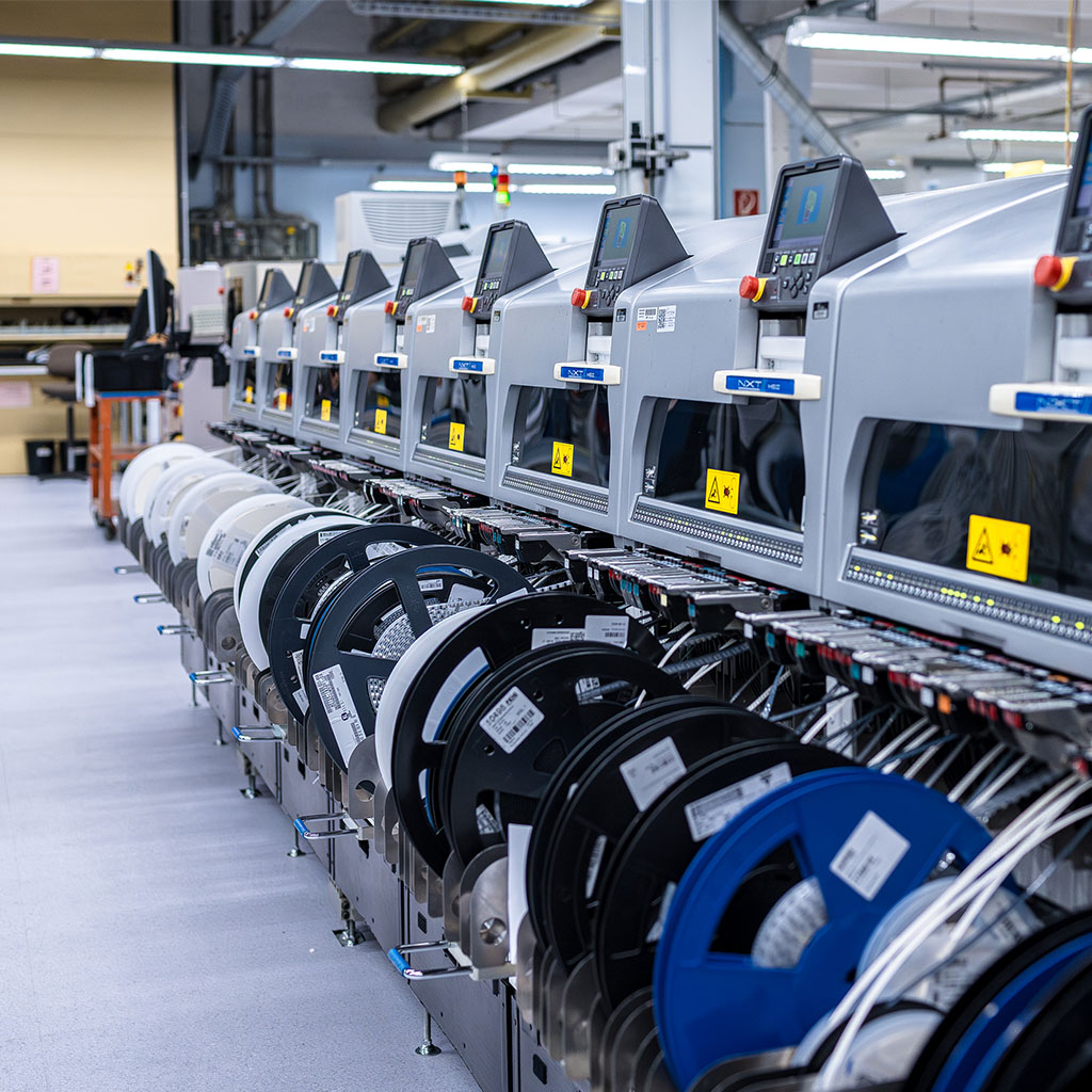 Detailaufnahme der Leiterplattenbestückung in einer automatisierten Fertigungslinie